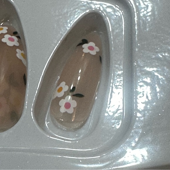 24 Piece Nude White Floral Press On Nails NWT Almond Medium Length - Picture 8 of 10